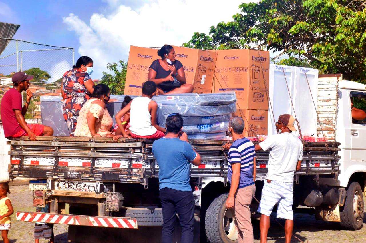 Camacã: Prefeito Paulo do Gás acompanha entrega de donativos as famílias atingidas pelas chuvas